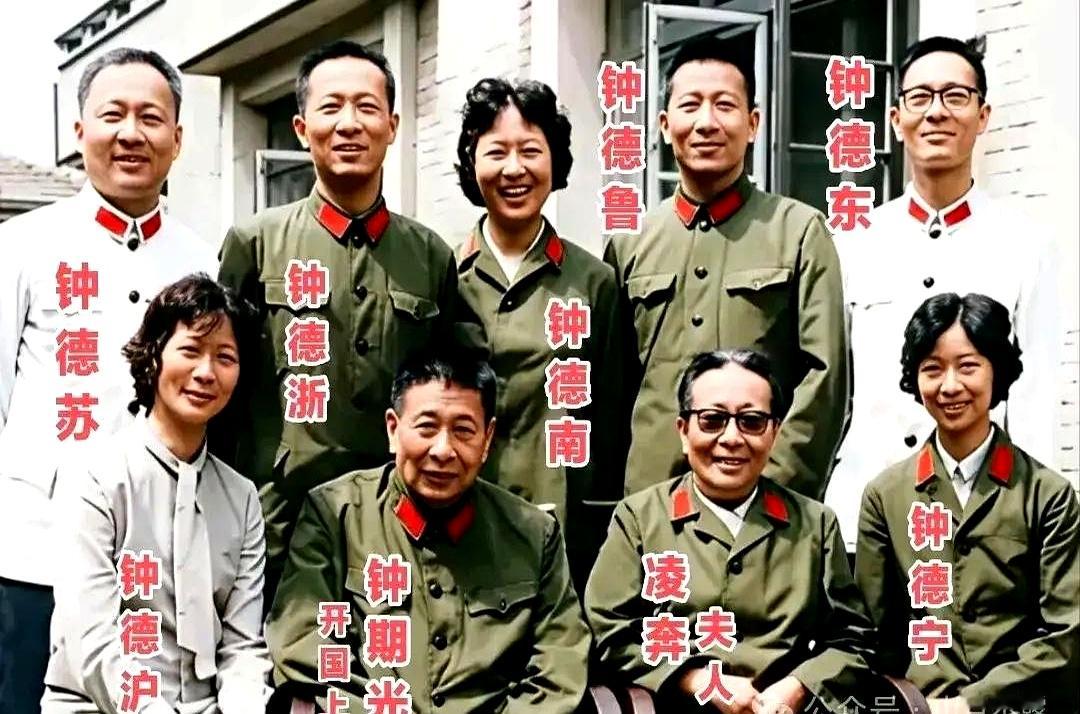 开国上将钟期光家的一张老照片曝光，大伙一眼就抓住了重点，柯蓝和坐在前排左侧的姑姑钟德沪，眉眼神态简直