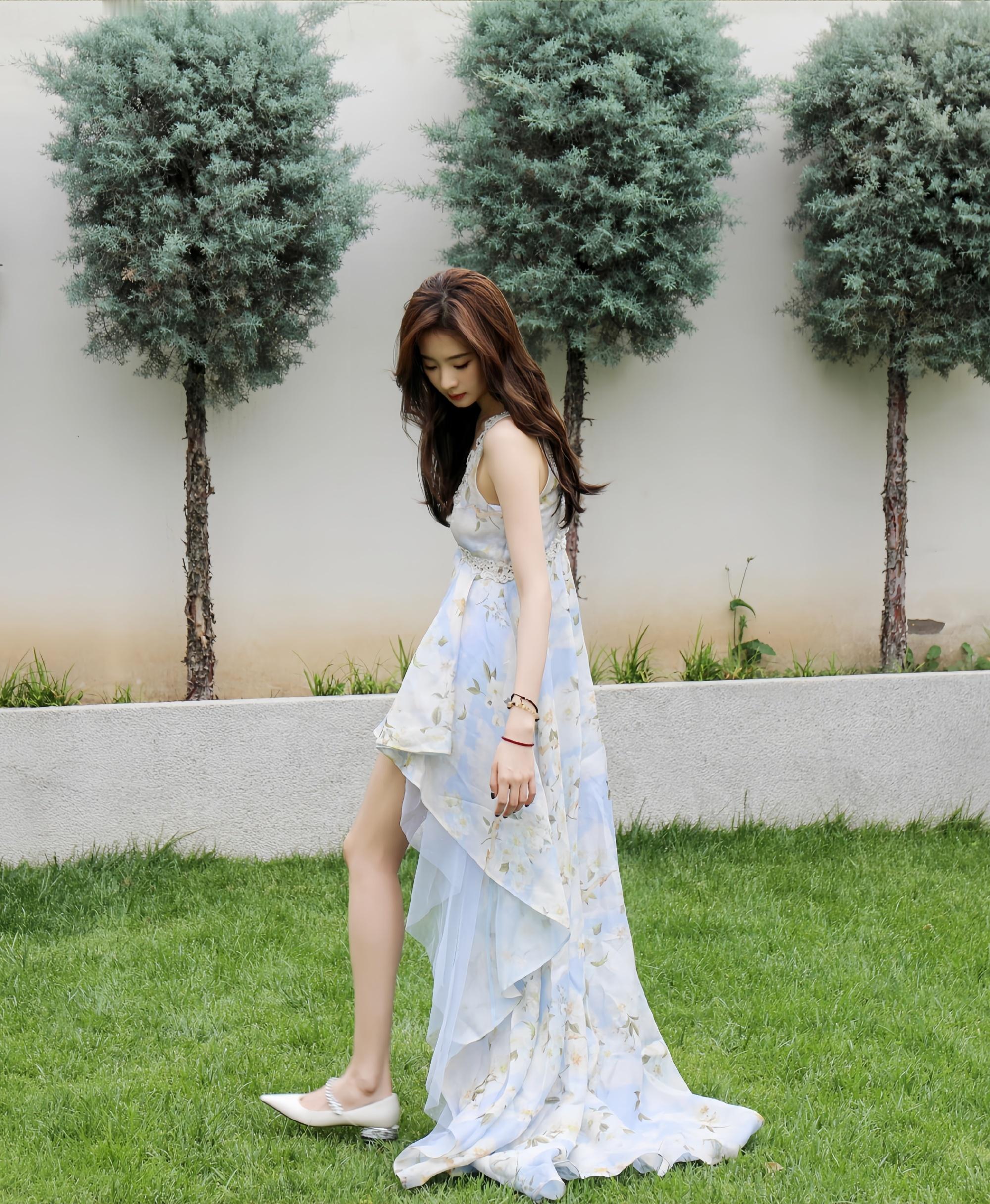 张艺凡碎花裙妆造，是夏日少女的穿搭味道。张艺凡