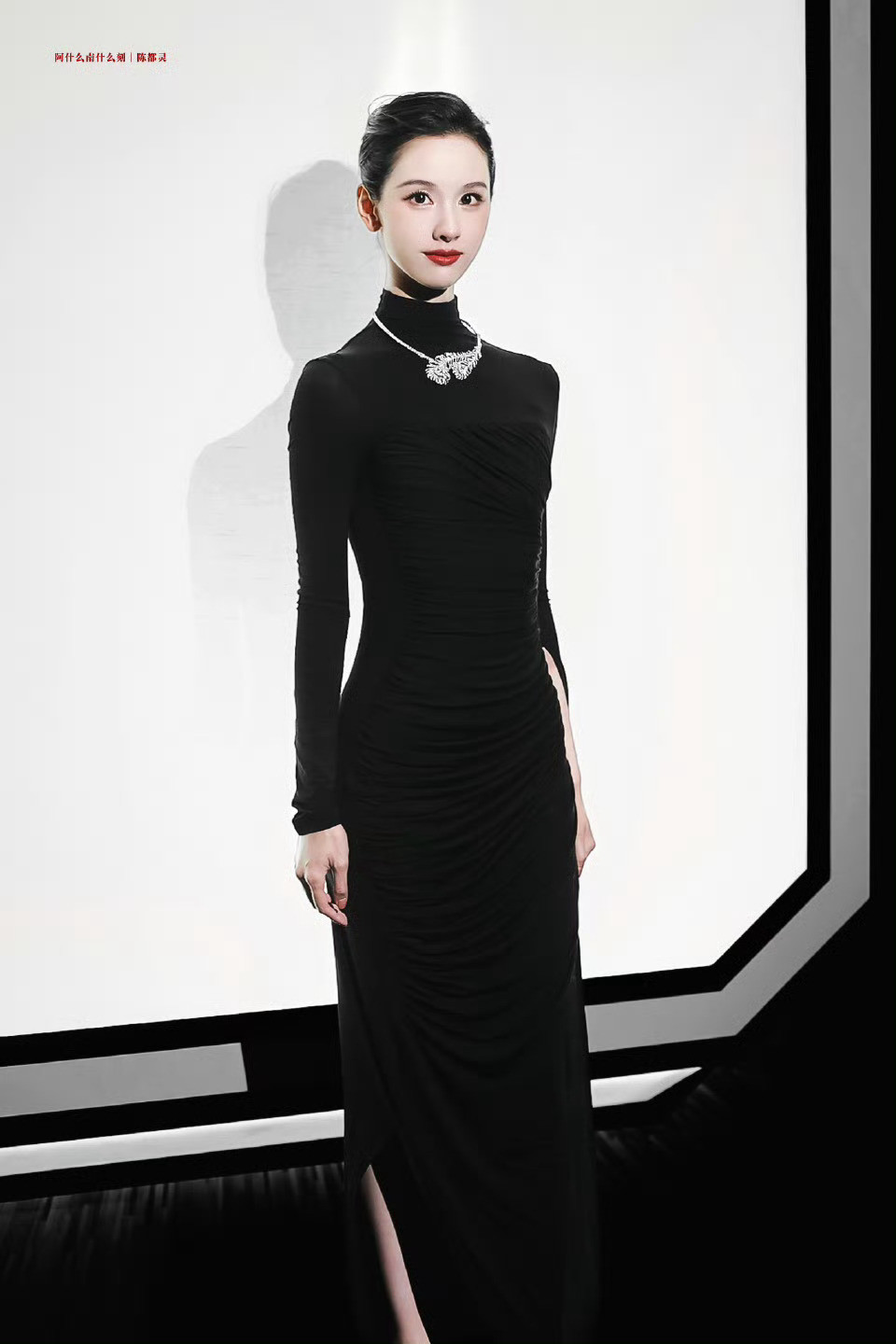 陈都灵黑天鹅陈都灵这身黑裙造型真的杀疯了！身穿DueEChen2026春
