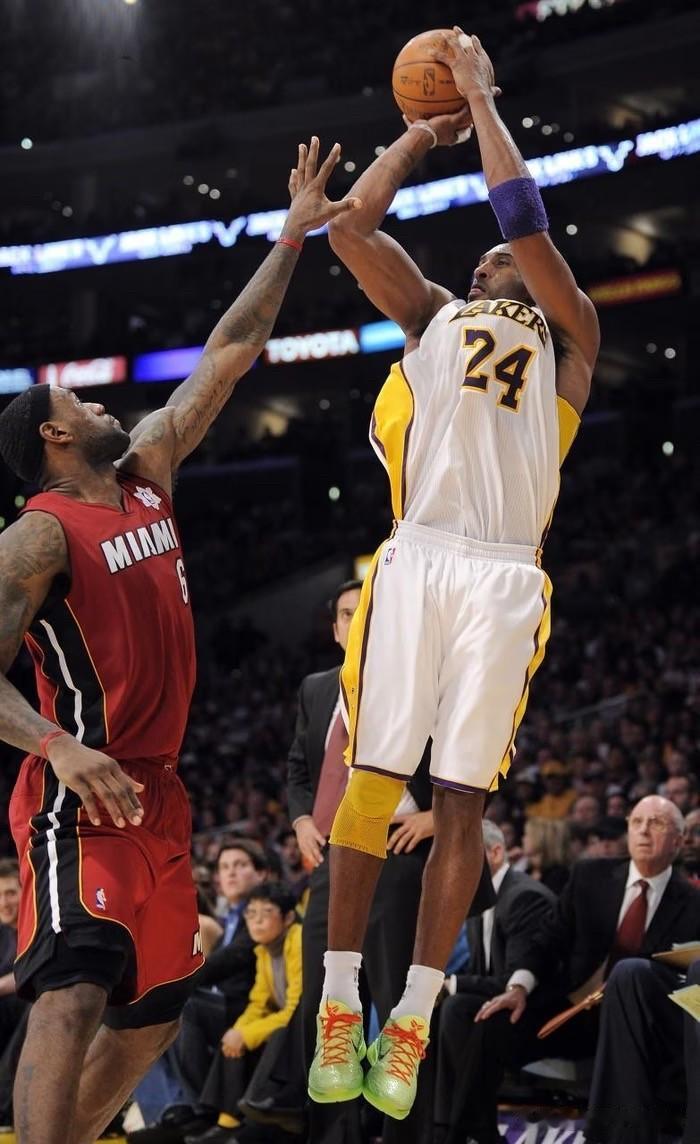 NBA名宿绰号“J博士”的朱利叶斯-欧文在接受采访时谈到了詹姆斯与科比的不同之处