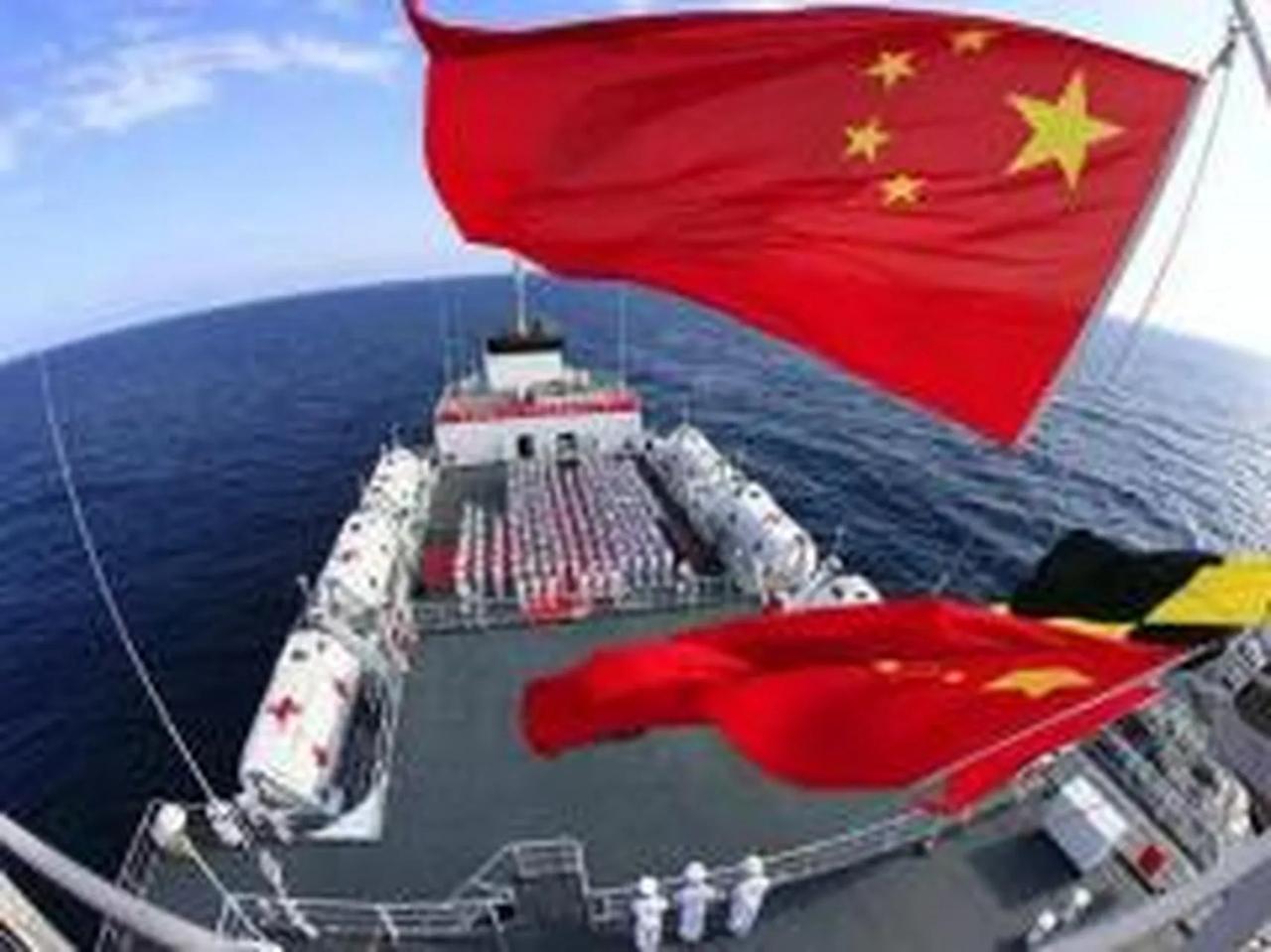 一百年前，长江上跑的中国船，烟囱上飘的却是法国旗。重庆聚福洋行的船最显眼，