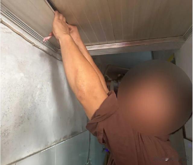 浙江宁波，女子外出不在家，回来时没找到猫，就想要调监控查看猫去哪里了，没想到却查