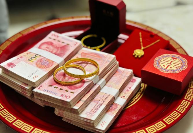 湖南常德，一男子的女儿结婚，他要了12.8万彩礼。他承诺女儿婆家，他只留下
