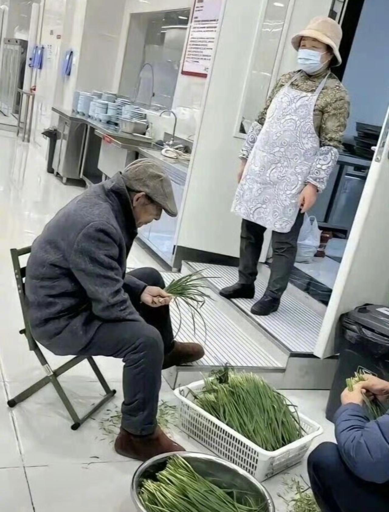 什么？！刘强东的爸妈在刘强东的食堂干活！？很多人都出乎预料！就他儿子的那个身价还