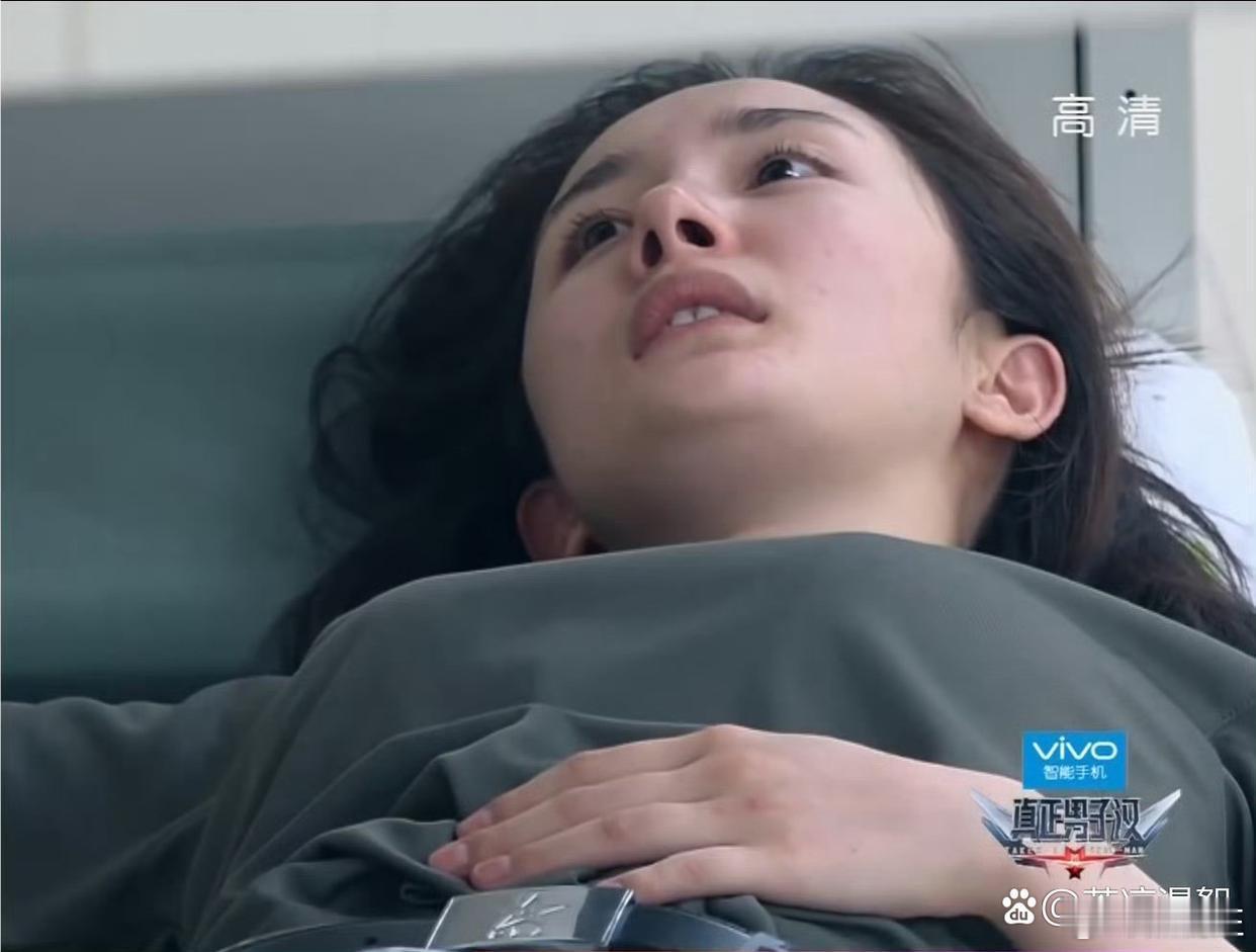 被这个视角的杨幂惊艳到了，氛围感绝了！​​​