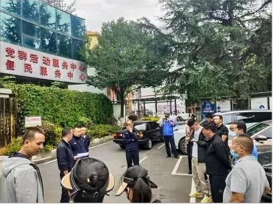 昆明网民反映官渡区季宏路、宝元街违法停车的事项1月24日昆明网民通过领导留言