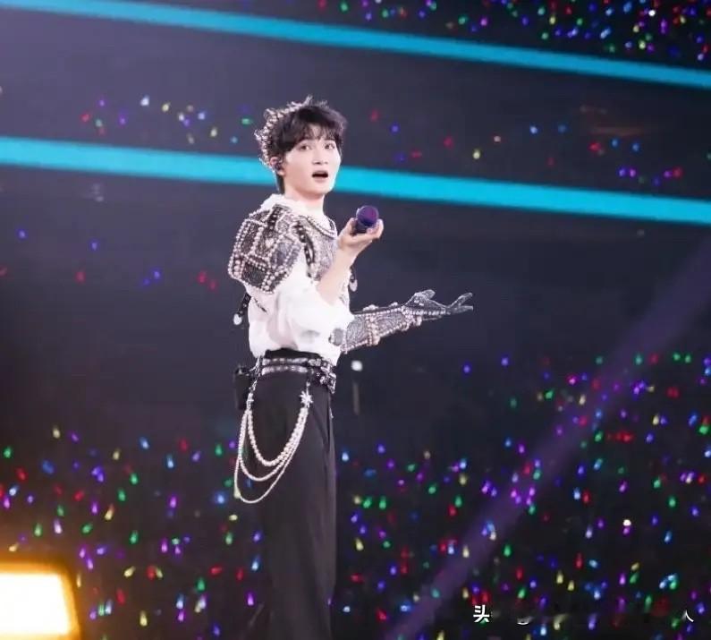 昨晚周深的香港演唱会出现了令人动容的一幕。一位老记者感慨道，现场最让人印象深刻的