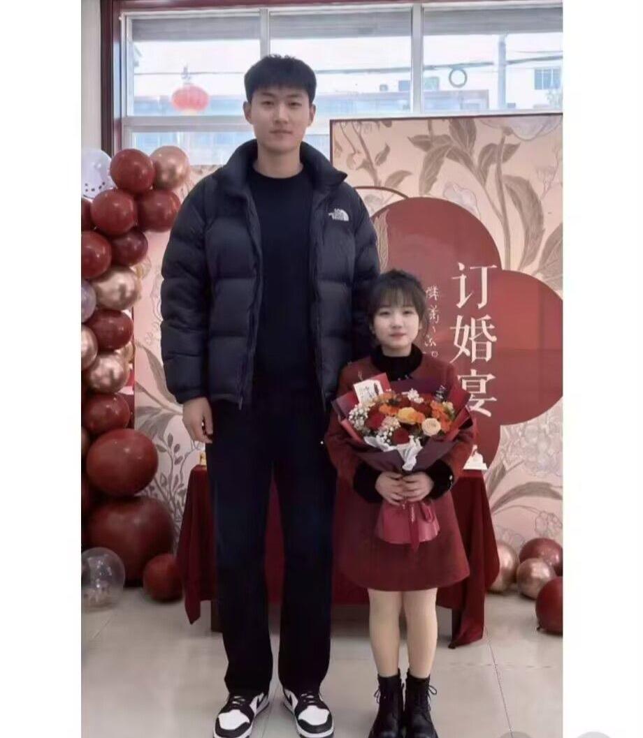 恭喜订婚。挺般配的