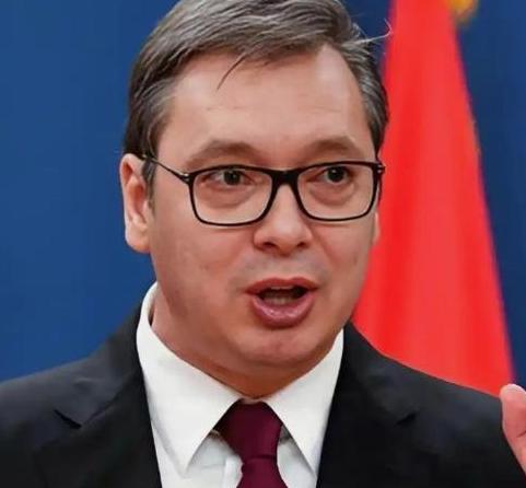 《武契奇这次算是把天窗给捅了个稀碎，开完国家安全会议，对着镜头那叫一个直白：别跟