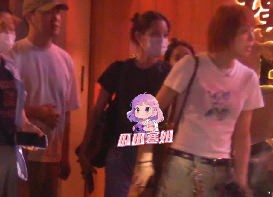 欧阳娜娜深夜和朋友吃火锅欧阳娜娜深夜和朋友聚餐欧阳娜娜被拍到与好友深夜聚餐吃火