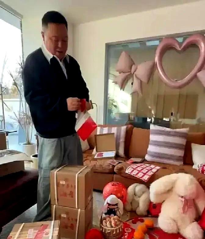 壮壮师父在剧组直接炸了。他看见郭麒麟蹲在角落，饭菜早就凉透，油花都凝成了白膜。