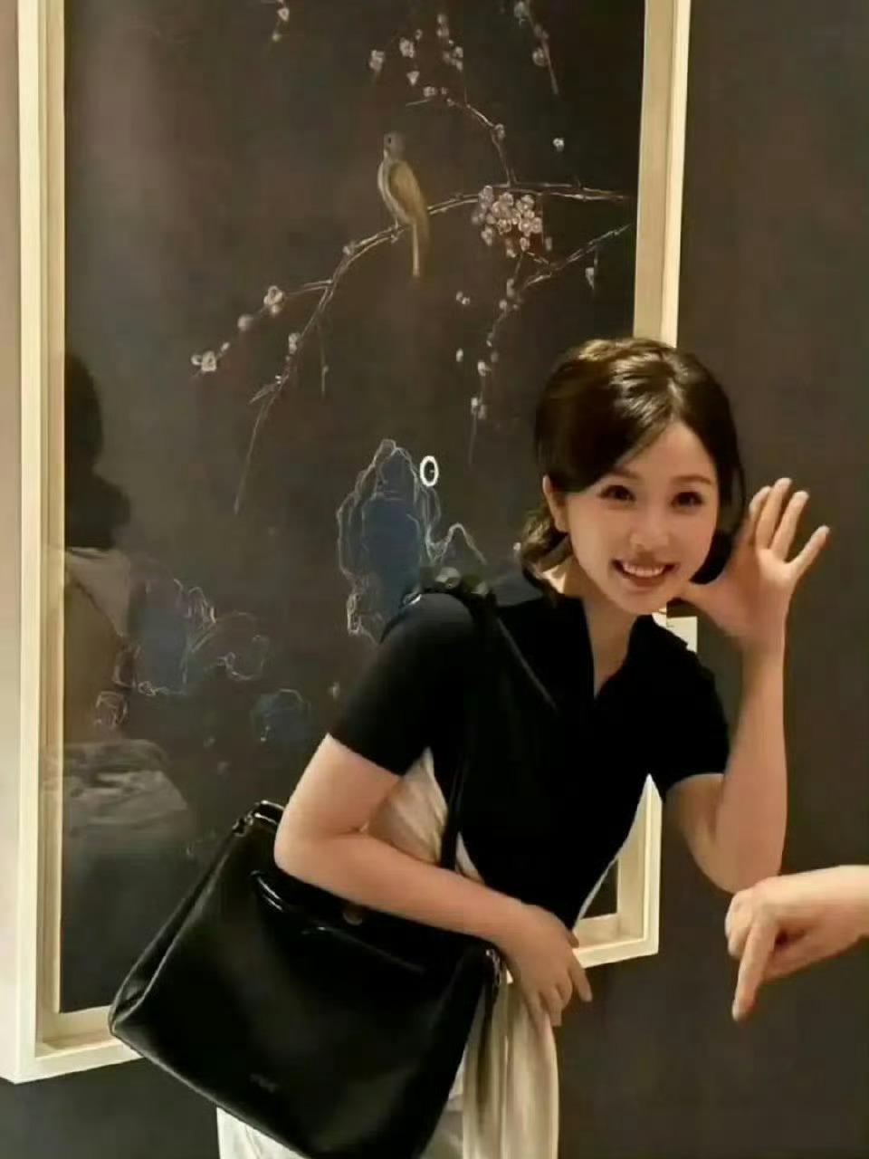 虞书欣背后的镜子曝露了她的着装，女明星还是要多注意保护隐私啊。