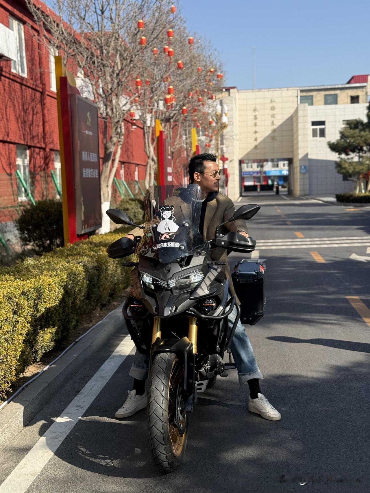 近日，朱珠携女儿王珠宝、老公王韵佳到干休所看望奶奶，真是一个有孝心的孙女呀。