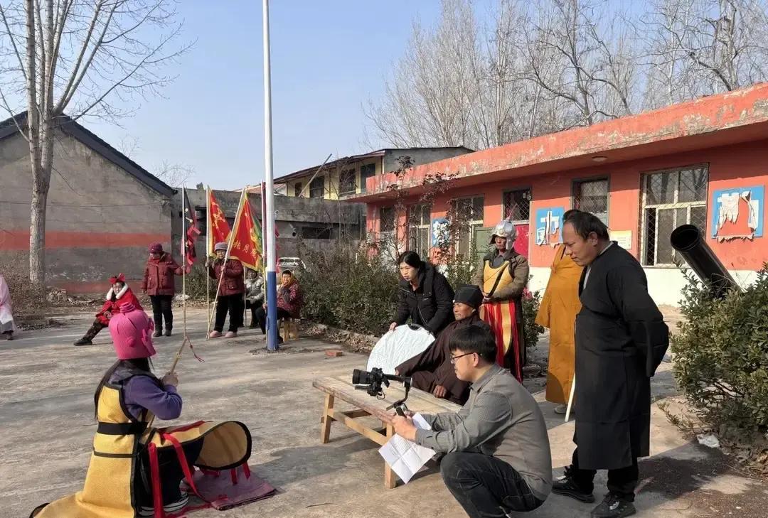 5万网友围观种地大爷演宋江河北大名东杨村把《水浒外传》搬进真麦田。演员全是