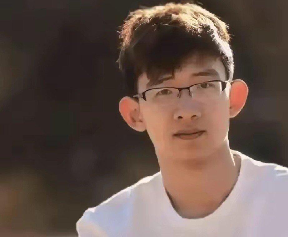 “北大学霸”刘嘉森语出惊人：我的同学里，父母有钱有势的大有人在，父母是博士、硕士