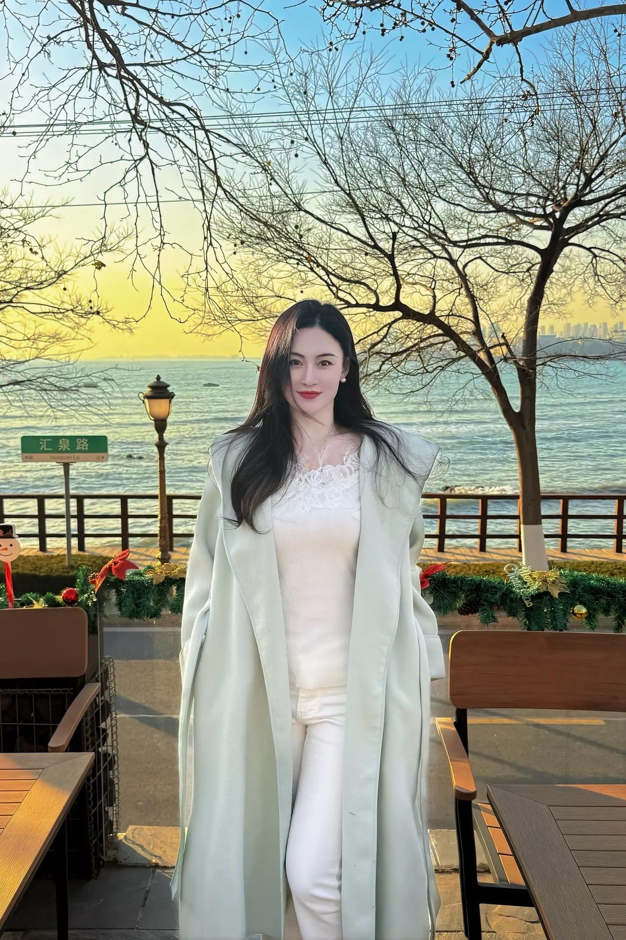 冬日暖阳下，优雅的白色大衣与海边的浪漫邂逅。