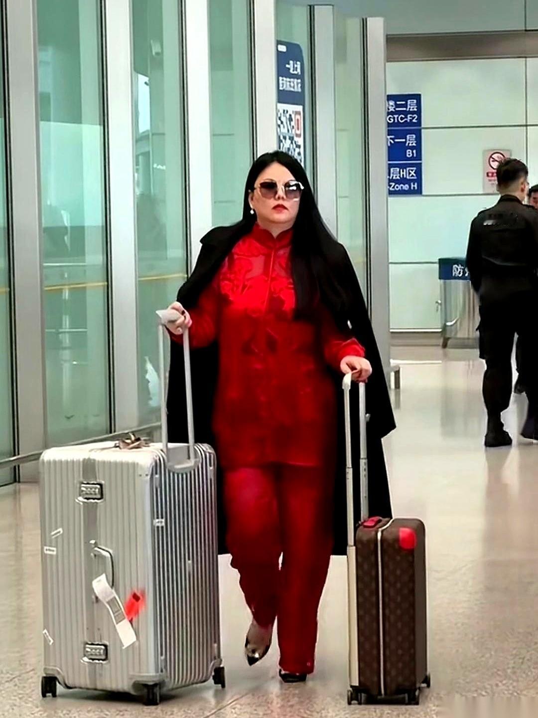 刷到李湘的近照，我直接愣住了。就几个月啊，跟换了个人似的。你说气不气人？我闺