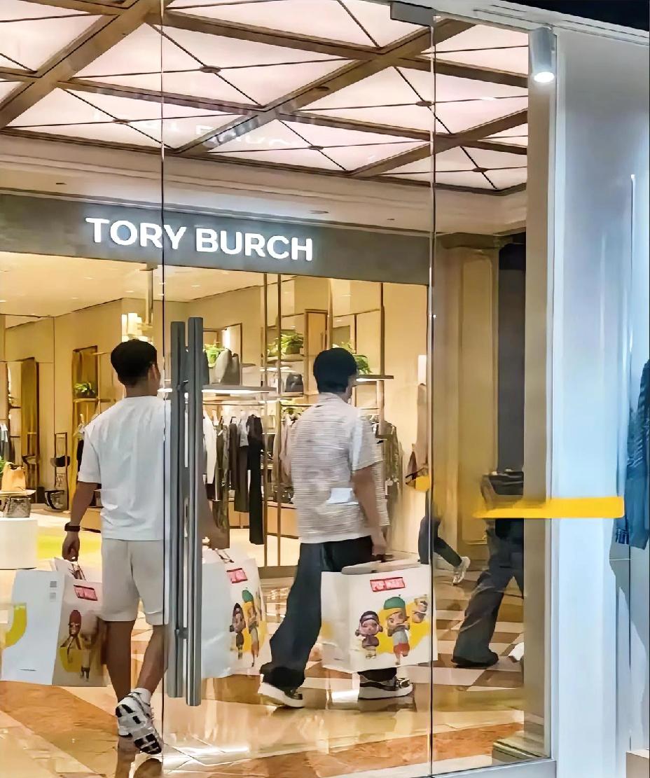 王楚钦你这是跑澳门进货去了吗有网友澳门商场偶遇王楚钦和牛冠凯，快来看看他们