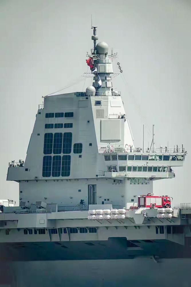 福建舰舰岛真的超级漂亮，一个集成式美舰岛。福建舰舰岛非常超前把烟道烟囱，舰桥