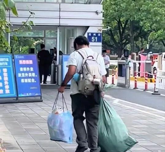 开学季校门口堵了上百辆送学车，可你见过哪个大一新生是拖着半人高行李箱、连个帮拿矿