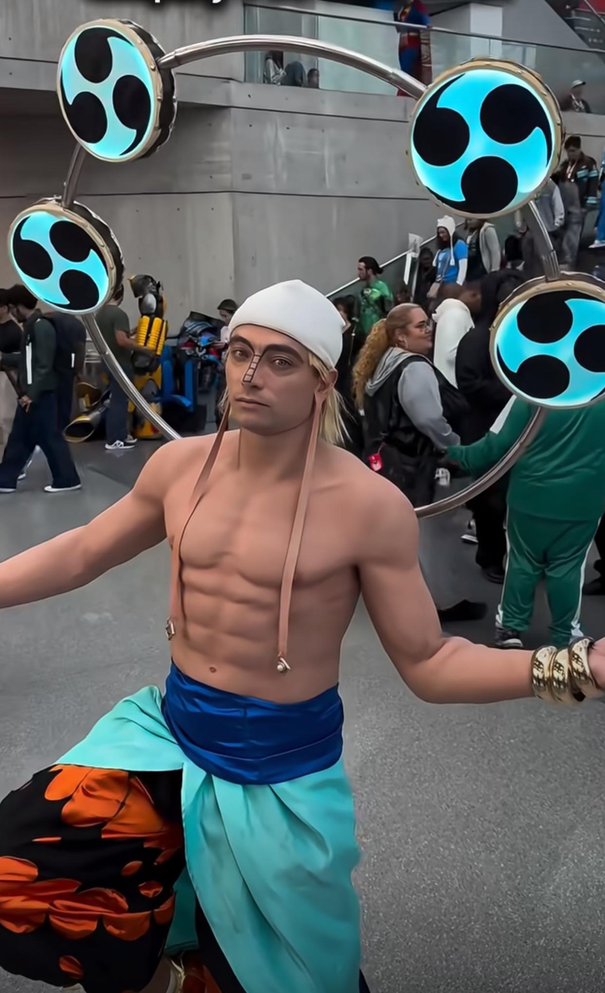 为了cosplay不至于吧？啷个怕是有点痛哦皮肤都穿出一个洞了，看着都痛，他