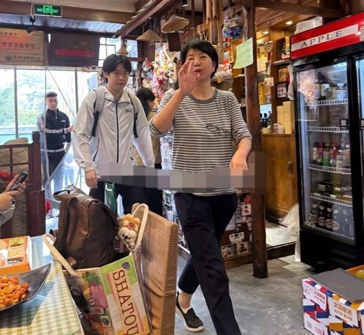 哇偶！是头哥！青春男大即视感！9.22中午，头哥在牛牛的陪伴下，再次来到玉桥餐厅