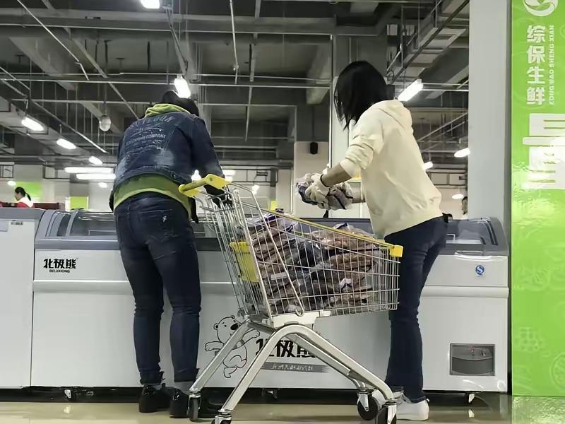 我大舅和我小姨，亲兄妹，合伙开了家超市。大舅出了60万，小姨出了40万。说好盈利