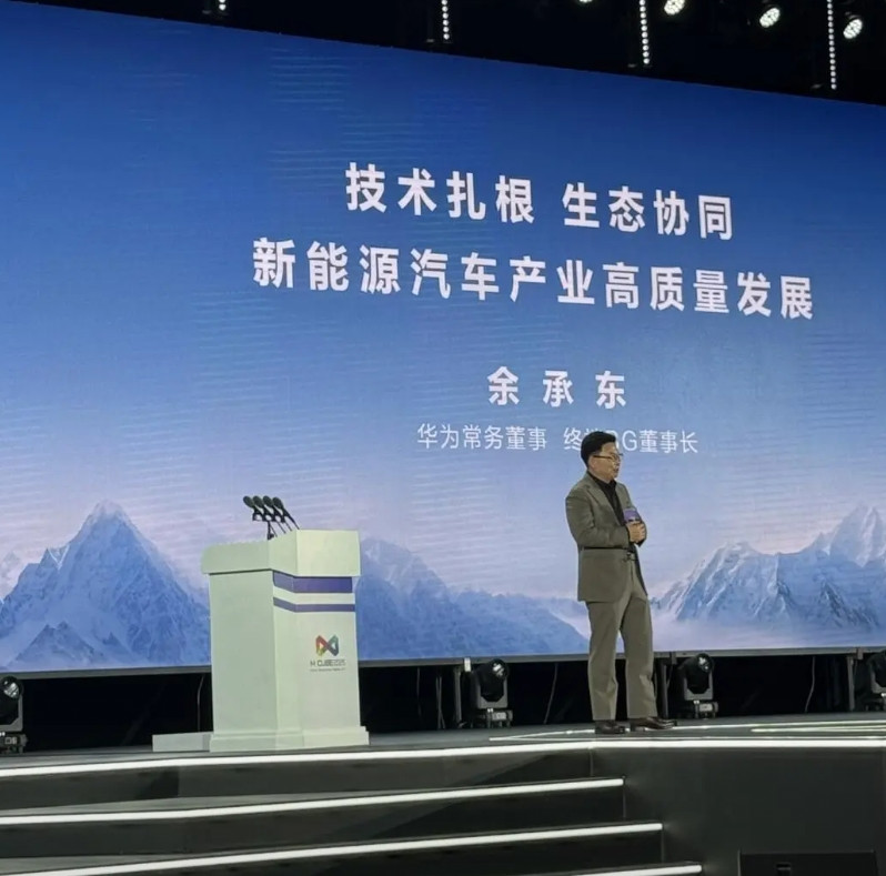 谁能想到余承东总今天密集输出？辛苦华为公关团队的朋友了，余总的观点，我也斗胆点