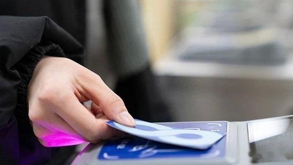 一元钱的认真一位上海市民偶然发现，自己在一次公交换乘时，没有享受到一元钱的优惠。