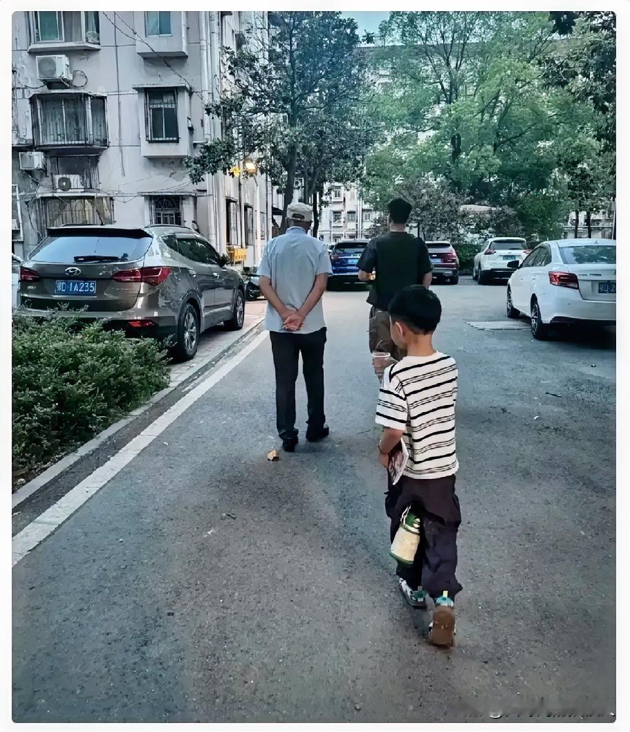 我父亲企业退休，养老金一个月5200。上个月人走了，我去社保局办手续，以为能按养