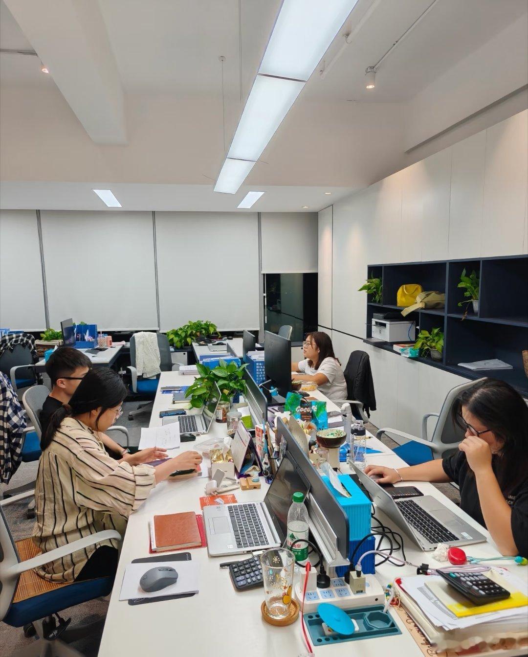 打工这么多年，悟出一个道理：你可以按时下班，但千万别在领导焦头烂额时显得太闲。发