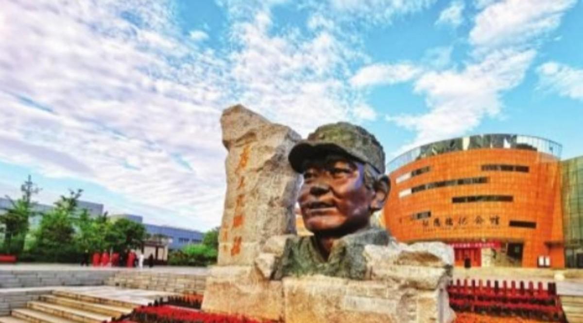 张思德救战友牺牲，古远兴要就地埋葬，毛主席：你敢，我就撤你职“老张，小心塌方！