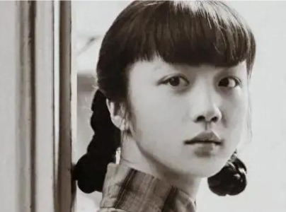 1978年，上海知青刘新正要踏上了返城的客车，追来的妻子扑通跪地嚎啕大哭道：“你