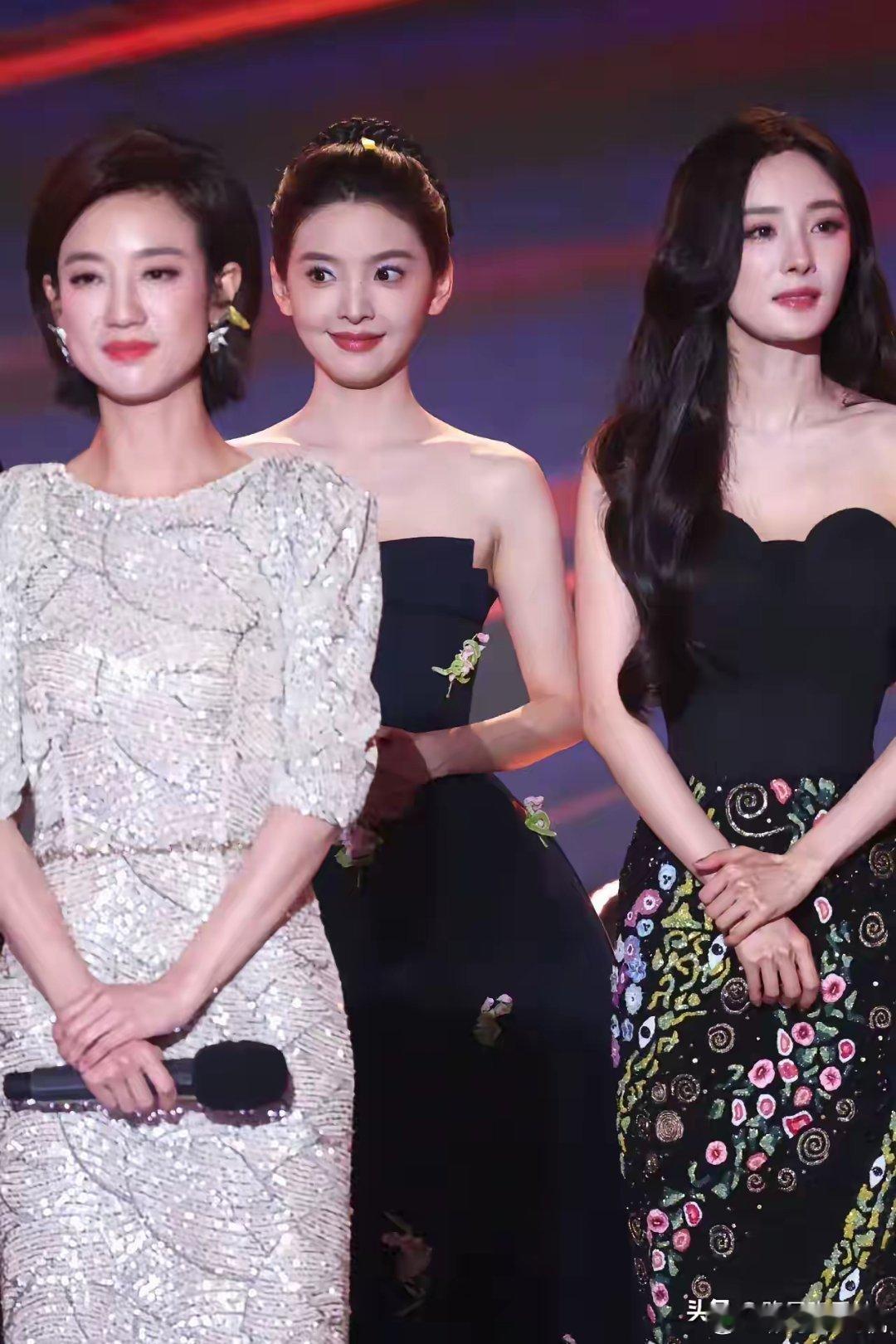 我的天，章若楠真是太美了！杨幂是公认的大美女，五官和身材都没得说，这么多年在娱乐