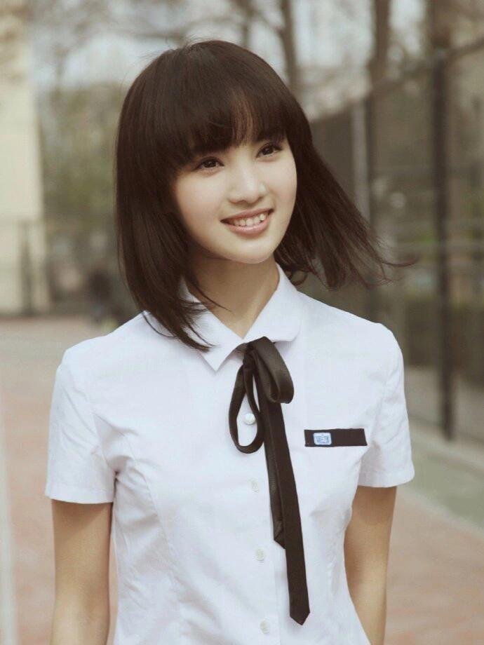 金晨早期还是挺清纯可爱的，她为什么要变成现在这样子？​​​