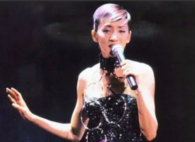 梅艳芳去世后，在医院欠下了85万的费用，张学友二话没说把钱给垫上了。反之妻子罗美