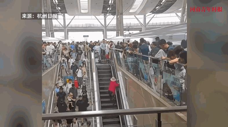 “必须严惩！”近日，北京，一位大妈在高铁站坐车的时候，执意从下行电梯上楼，导致很