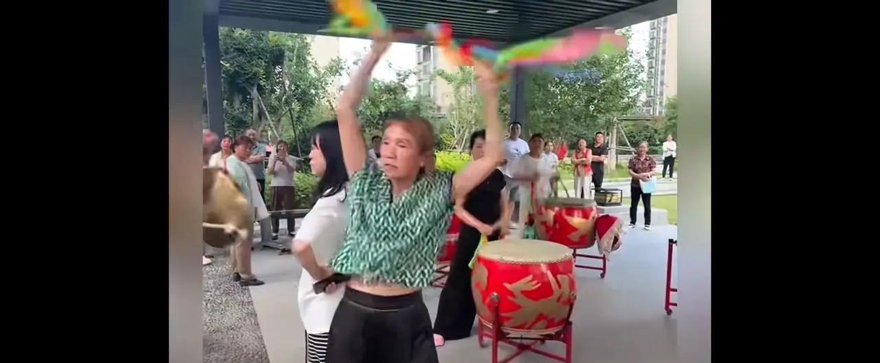 一看就是身处底层的人，其受的教育也是底层人能接受到的最大限度的认知，所以其身份，
