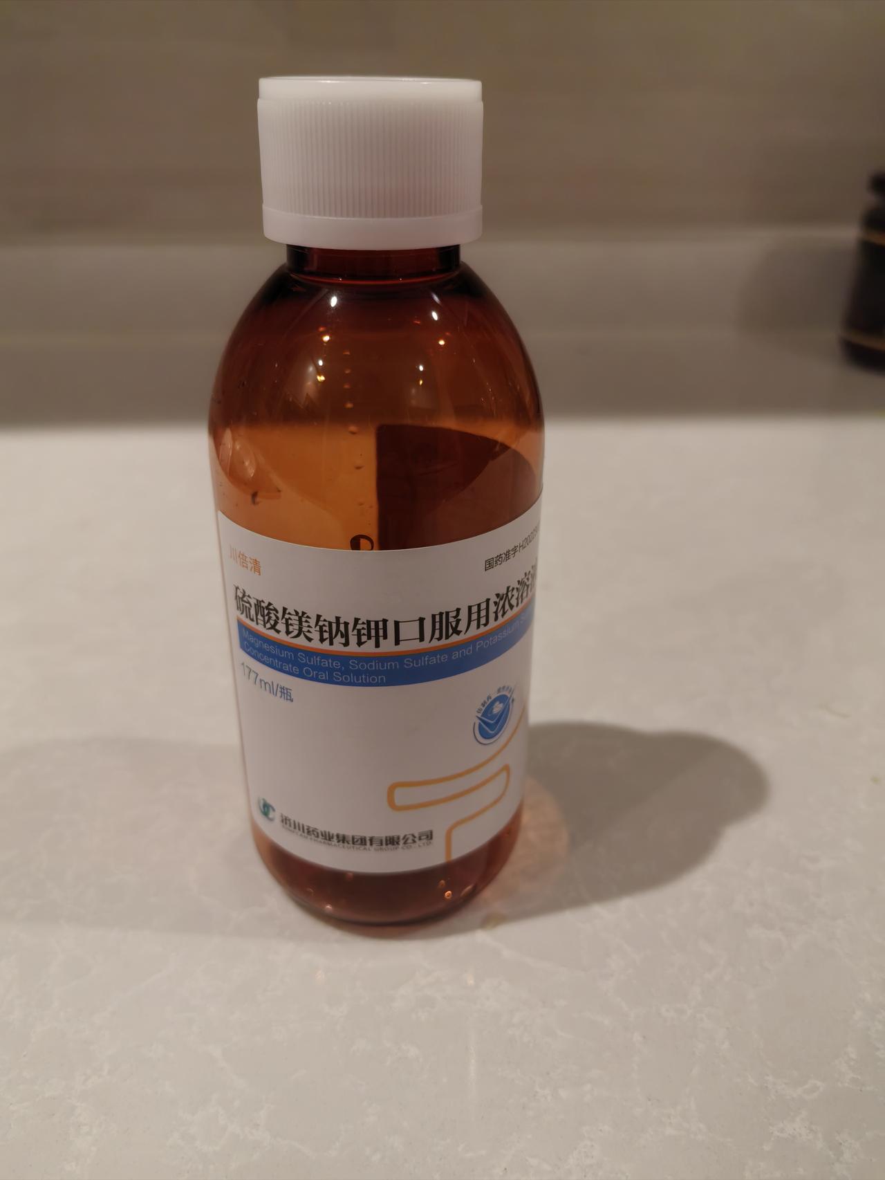 今天我完成了无痛肠胃镜检查，比预想中要简单。昨晚7点，我喝了硫酸镁钠钾口服液，还
