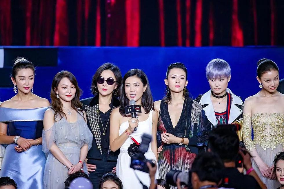 很多人不了解苏芒什么地位，苏芒以前众星捧月，风光无限，现在陷入舆论风波，却几乎无