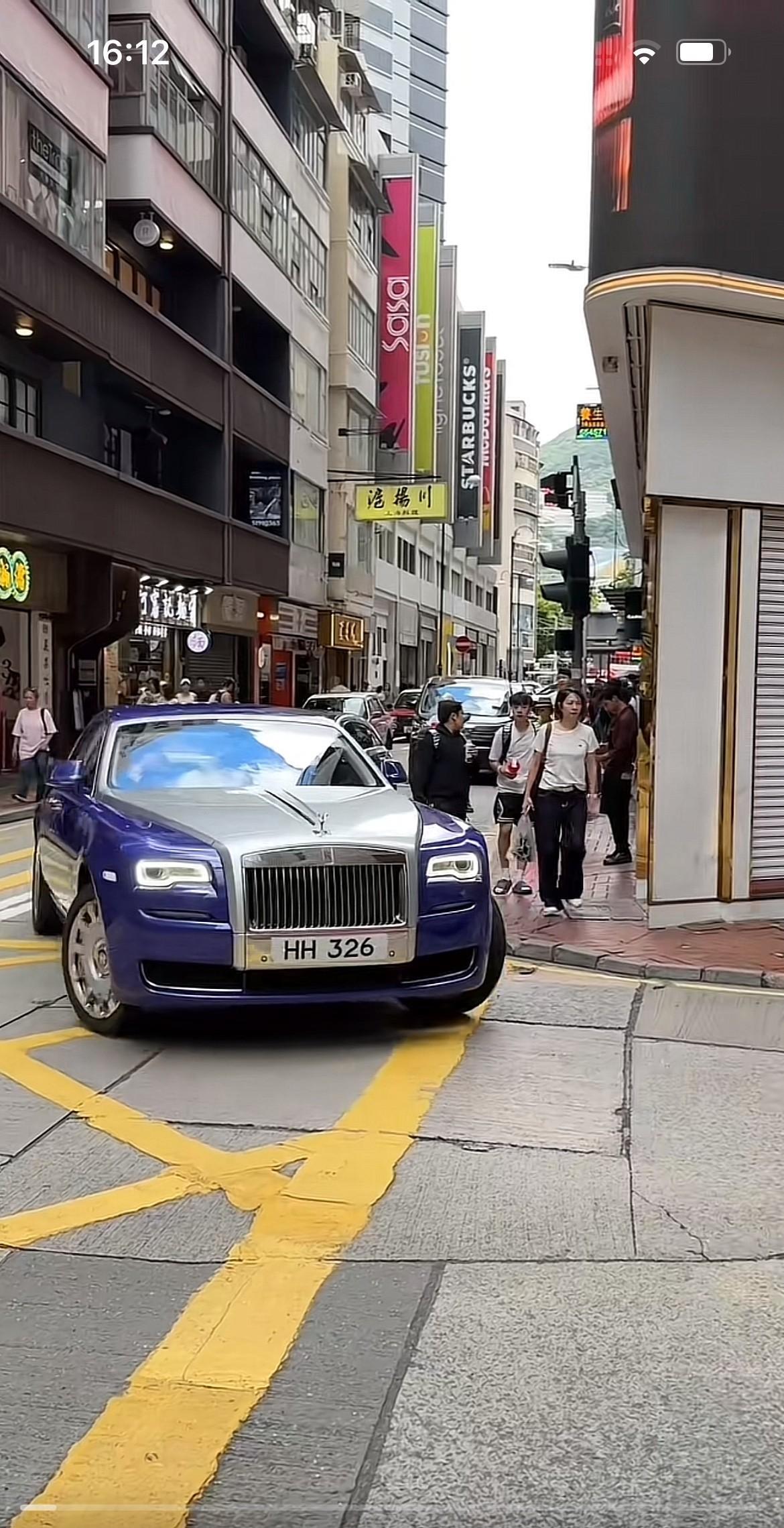 香港铜锣湾街头偶遇大佬向华强座驾，是一辆车牌劳斯莱斯古斯特，身边还带着一名保镖，