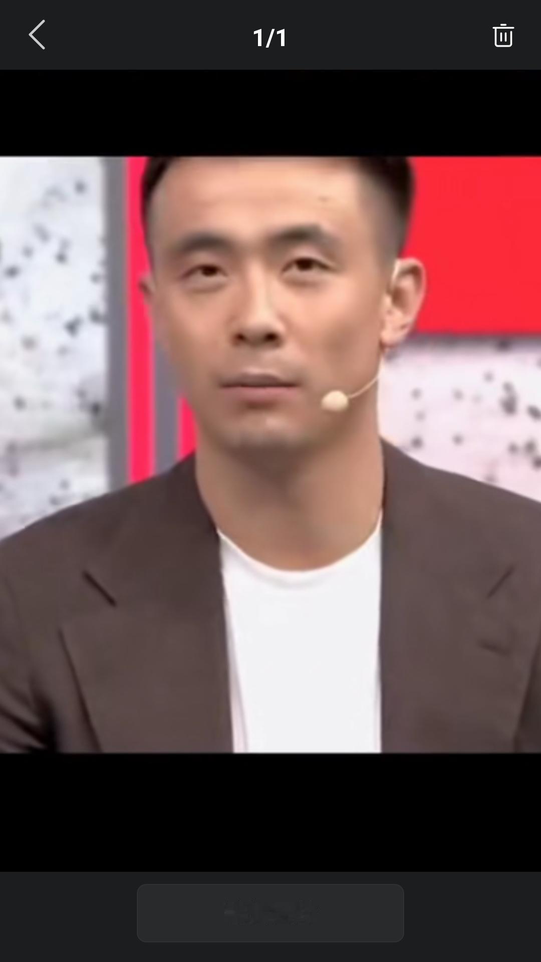 【辽篮核心赵继伟接受采访，被问到之前赵睿被选为男篮队长，你是怎么看的。赵继伟说，