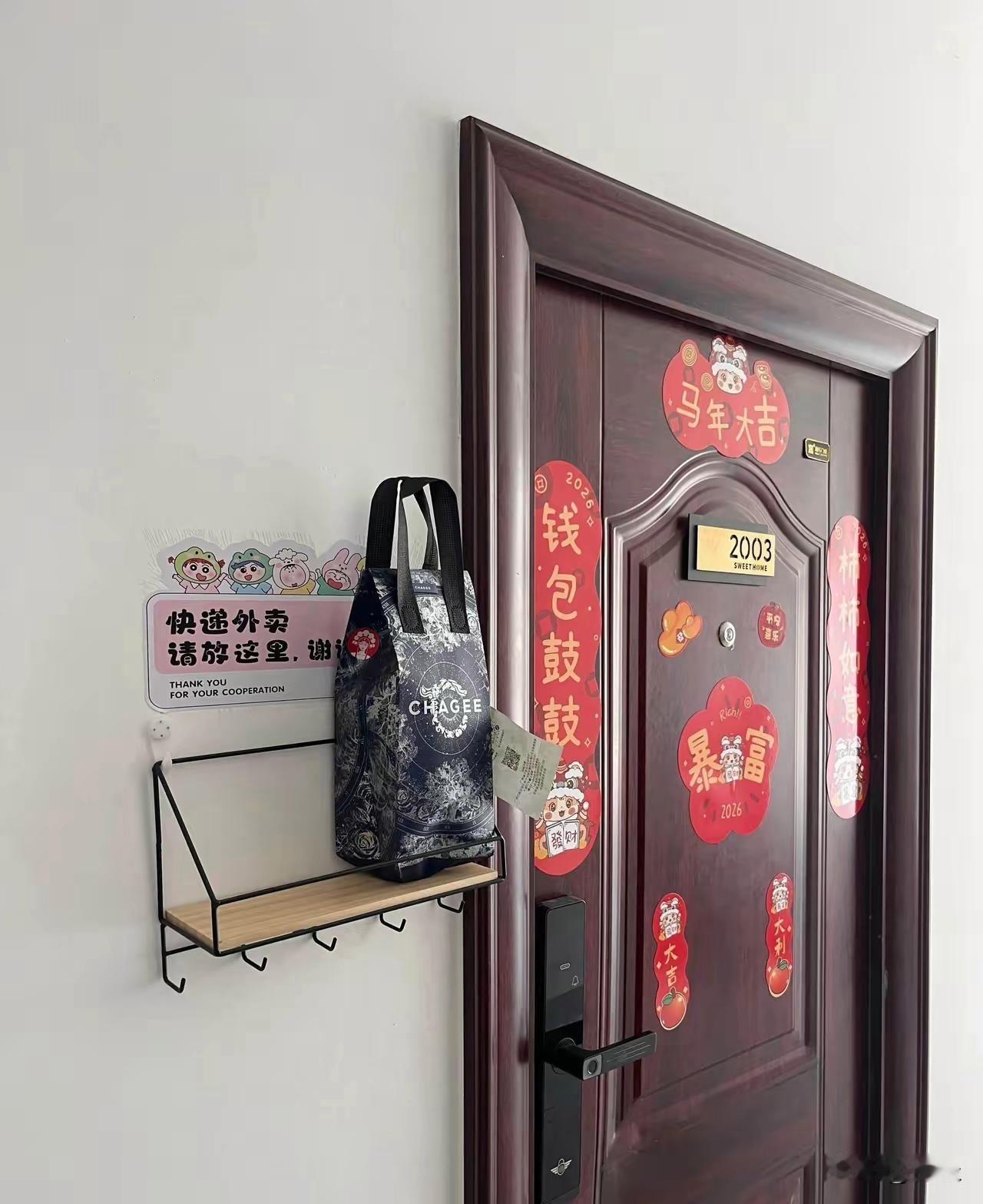 这么明显的架子，每次外卖员还是看不到已经备注了让放门口架子，或是桌子上，都这么