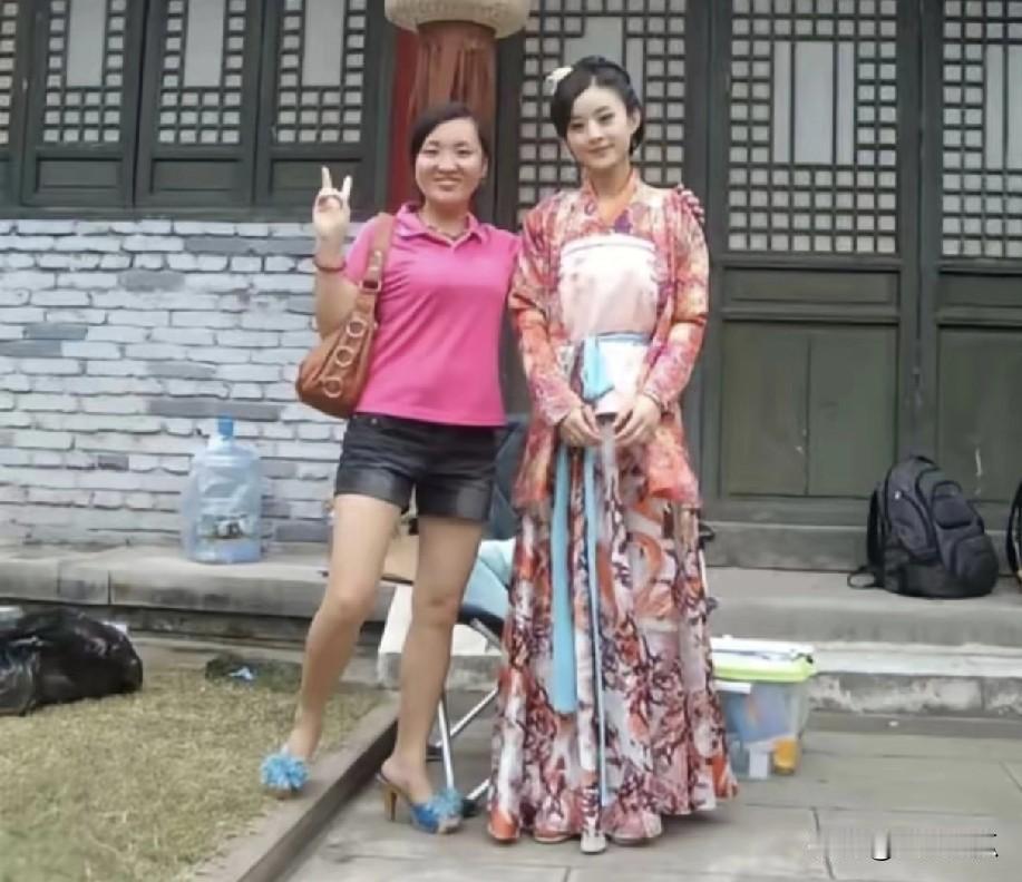 2011年夏天的赵丽颖就已十分出众。彼时，《新还珠格格》开播，她在剧中饰演晴儿。