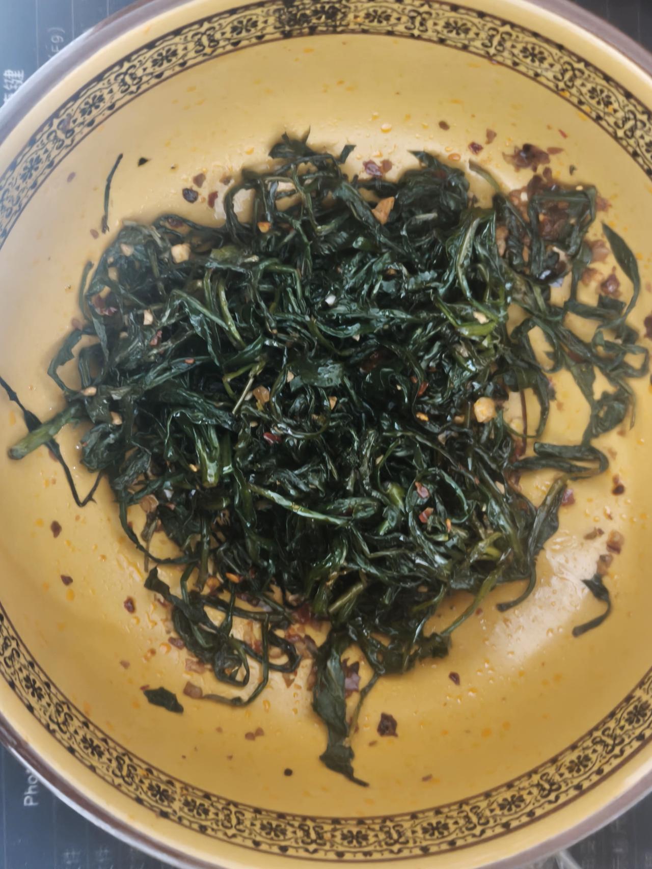我妈说我这样吃早餐迟早会得病的，可没办法，扔了又觉得浪费，还是吃了吧今早的早餐