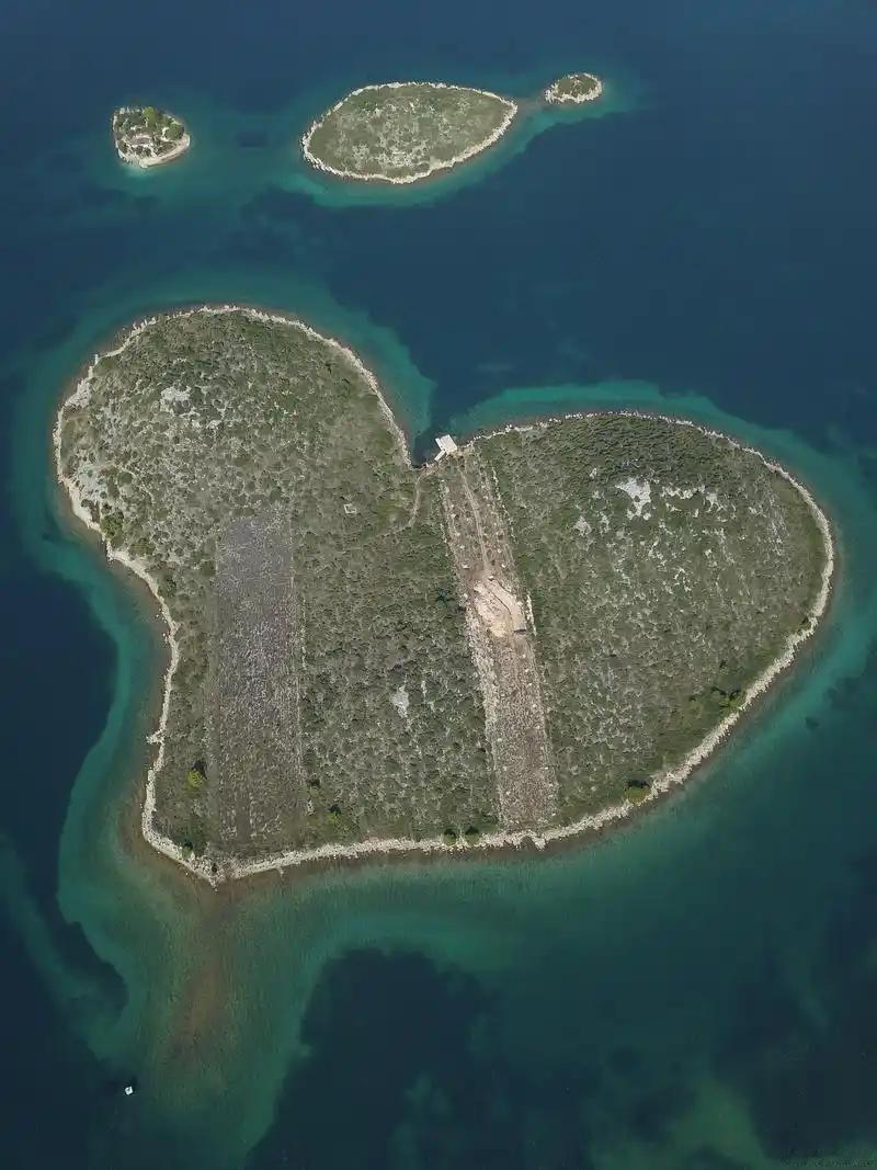 美国以为搞几艘军舰就能逼中方在南海低头？太天真了。中方在沙漠里建了美军航母和台湾