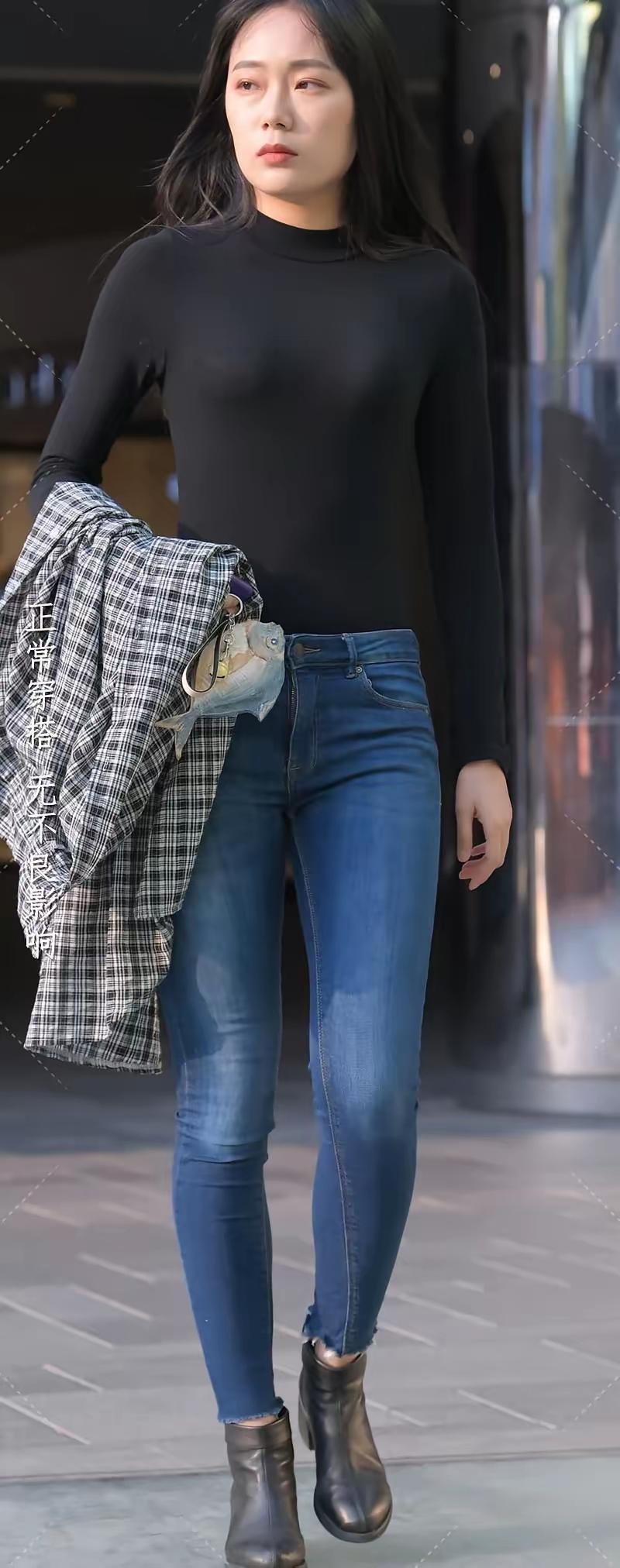 简约穿搭指南：黑色高领衫+牛仔裤+皮靴，轻松出街！穿搭街拍