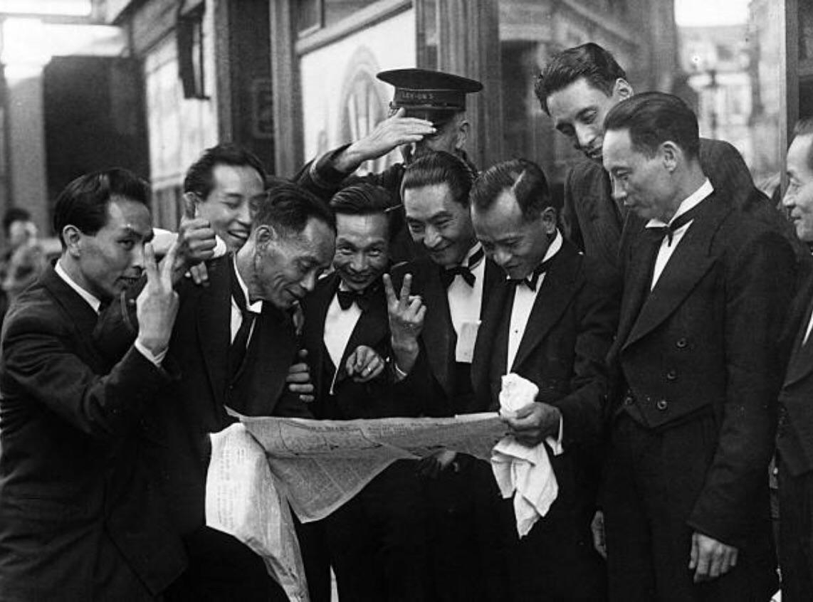 1945年，伦敦，一家餐厅的华人服务生们高兴地看着报纸上日本投降的新闻历史知识