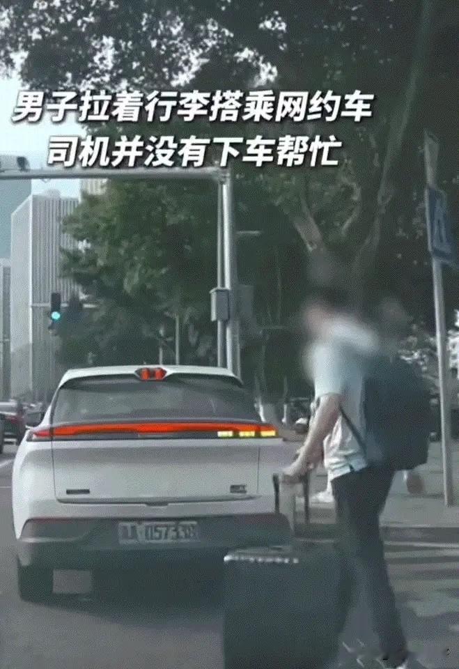 6月14日，重庆，一男子约了网约车。只见他把行李重重地放进后备箱后，转头抽出车里