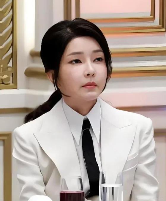 金建希现在很可怜，对于她来说，已经有3个不好的消息：第一，淑明女大宣布她学术造假